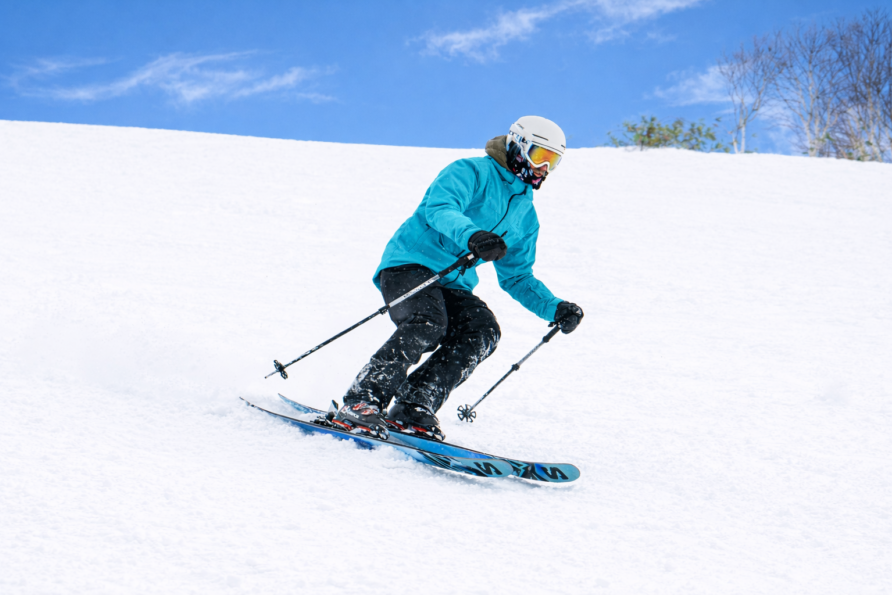 Carving on Salomon QST skis in Niseko